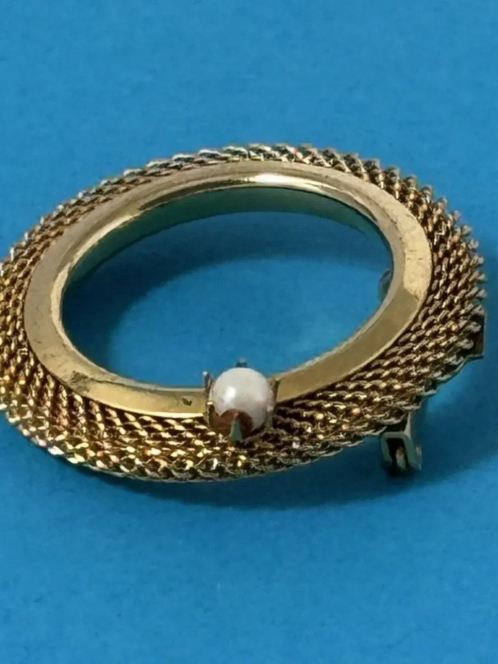Gold Tone Circular Mesh Brooch Round Wreath Vintage
